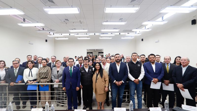 El rector Dámaso Anaya sostiene encuentro con universitarios de la FADYCS-UAT
