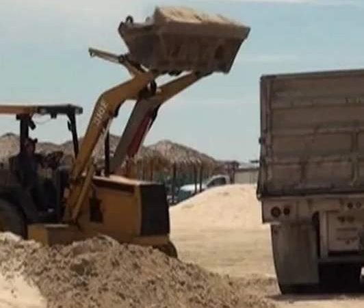 Comienza la tarea de limpieza en la playa Miramar en preparación para la Semana Santa