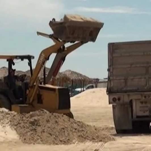 Comienza la tarea de limpieza en la playa Miramar en preparación para la Semana Santa