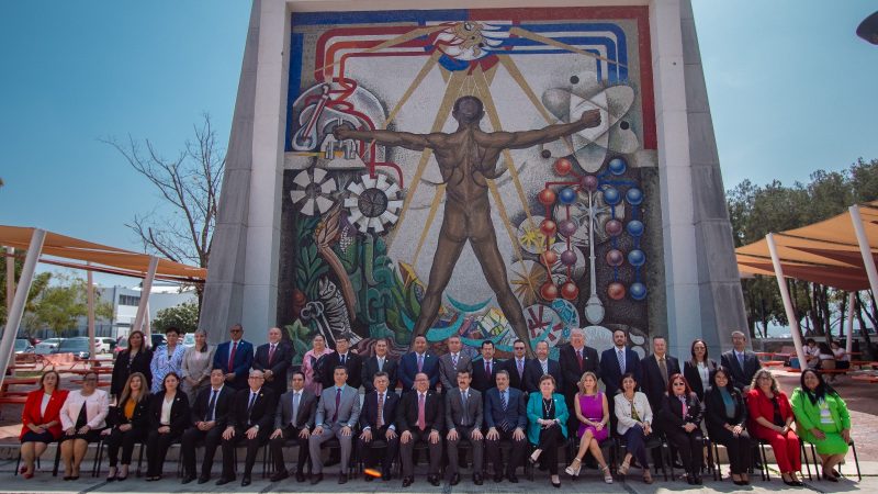 Entrega el rector Dámaso Anaya nombramientos a titulares de las secretarías de la UAT
