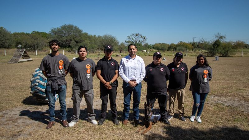 Estudiante de la UAT aporta su experiencia en adiestramiento canino al servicio comunitario