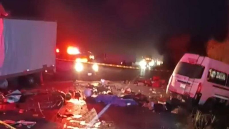 8 personas fallecen en accidente carretero.
