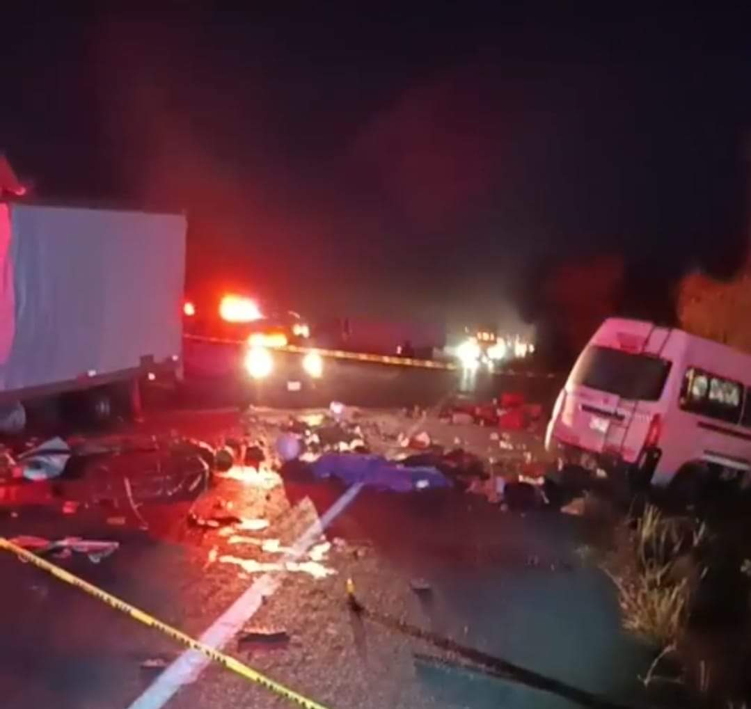 8 personas fallecen en accidente carretero.