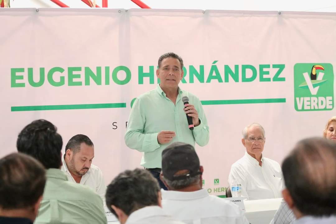 Eugenio «Geño» Hernández Flores Promueve Desarrollo Infraestructural en Encuentro con Constructores