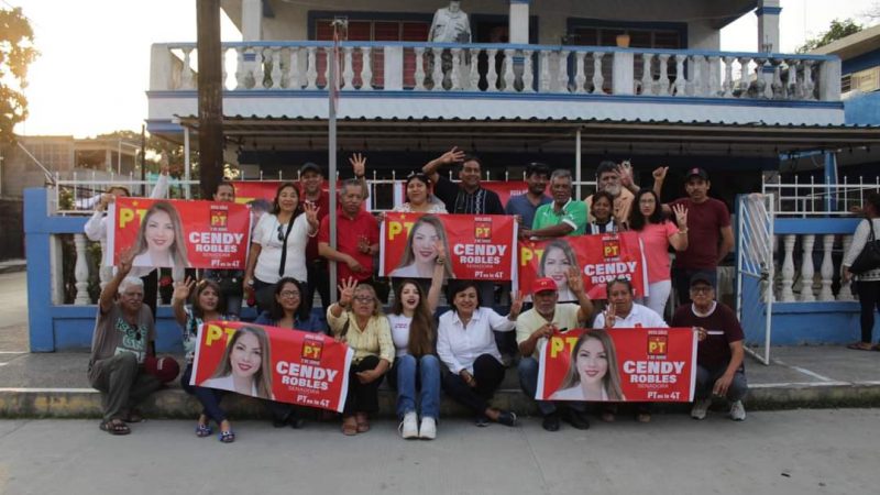 Cendy Robles dialoga con adultos mayores de Tampico en su camino al Senado