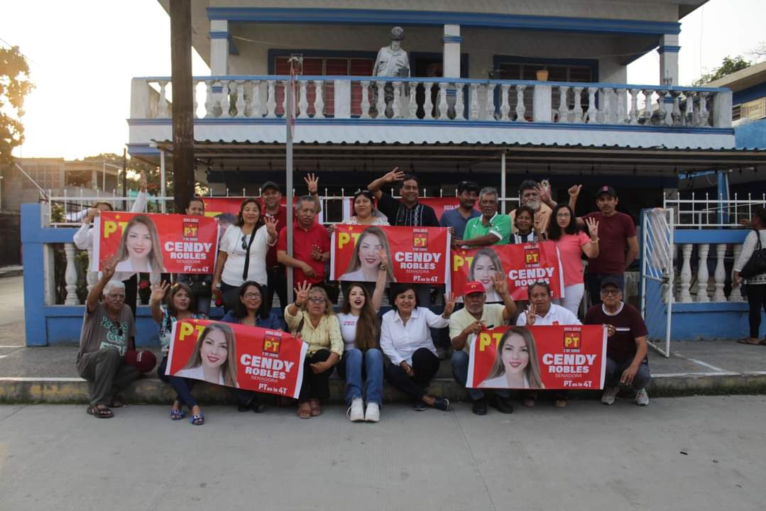 Cendy Robles dialoga con adultos mayores de Tampico en su camino al Senado