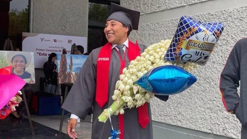 Estudiante tamaulipeco fue sorprendido con ramo de chochas en su graduación
