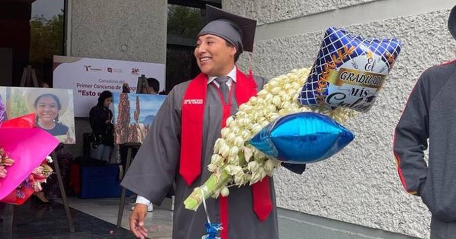 Estudiante tamaulipeco fue sorprendido con ramo de chochas en su graduación