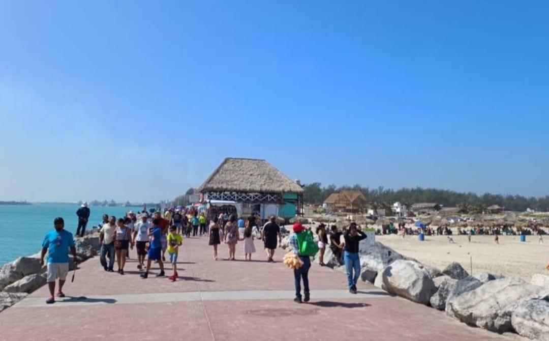 La playa Miramar se llena de gente por el Día de la Familia
