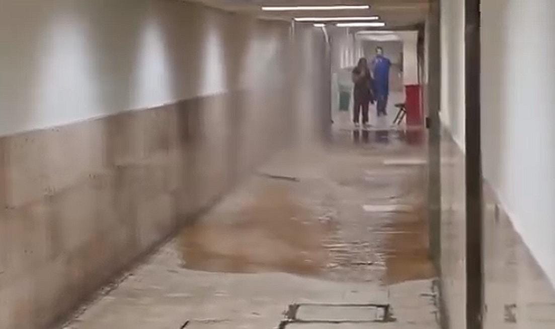 «Fuga de Agua Potable Provoca Desplome de Techo en Pasillo del Hospital General de Ciudad Madero.»