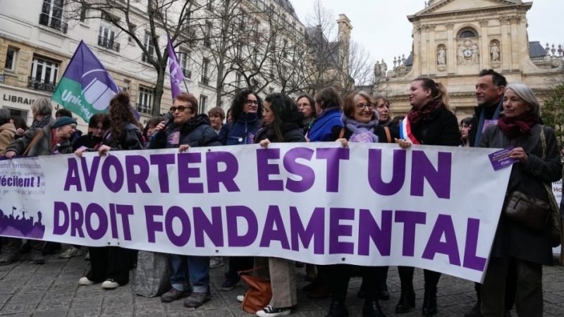 Francia se convierte en la primera nación en incorporar el aborto como un derecho constitucional
