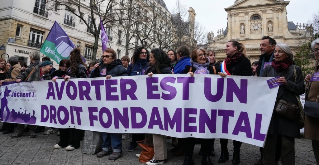 Francia se convierte en la primera nación en incorporar el aborto como un derecho constitucional