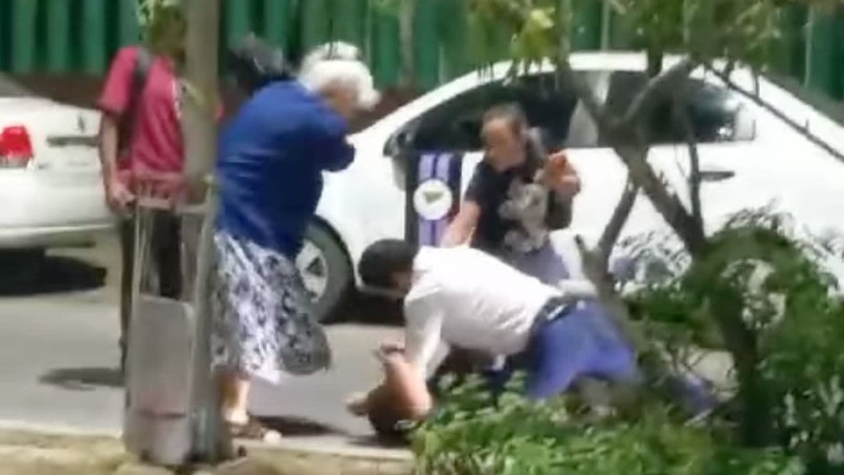 Doctor del IMSS es golpeado por la familia de paciente recriminando no darle una buena atención.