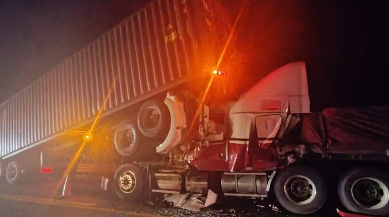 Accidente Carreterero Victoria-Zaragoza: Dos Personas Resultan Heridas en Impactante Choque de Tráilers
