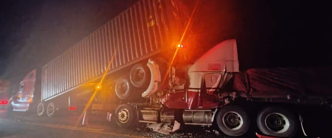 Accidente Carreterero Victoria-Zaragoza: Dos Personas Resultan Heridas en Impactante Choque de Tráilers