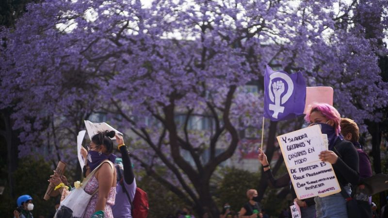 Más de 180 mil mujeres hacen historia en la CDMX durante la marcha del 8M, según datos de las autoridades.