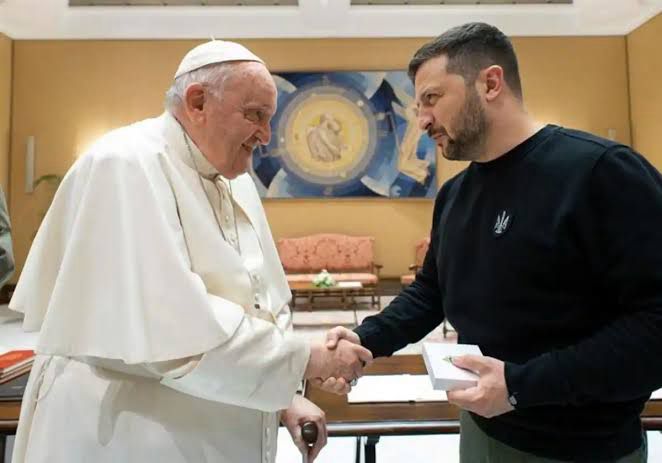 «Según Zelenski, Rusia es el país responsable de detener la guerra, en respuesta a las declaraciones del papa Francisco.»