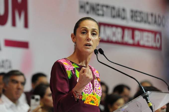 Sheinbaum critica al INE por negarse a indagar el supuesto empleo de bots contra AMLO.