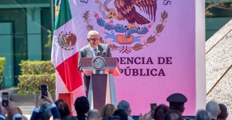 AMLO enfatiza la importancia de la industria petrolera y aplaza la transición a energías renovables