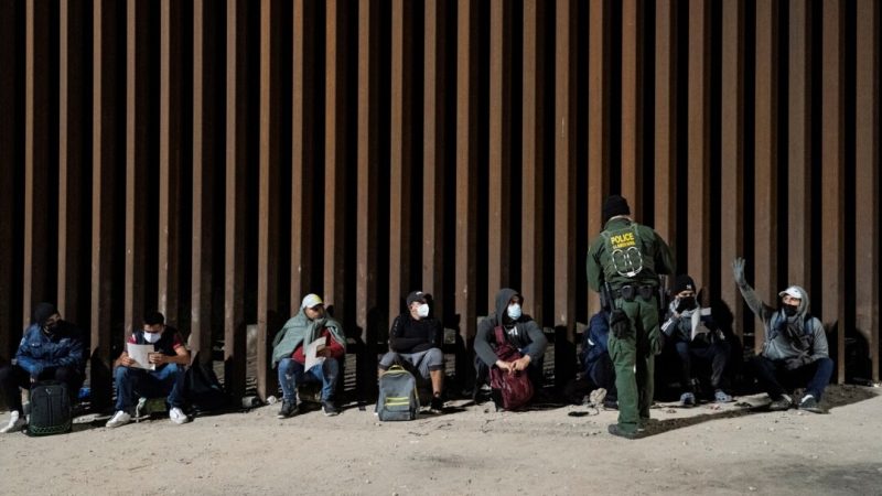 Estados Unidos pospone aplicación de ley que permite detener y expulsar migrantes en Texas