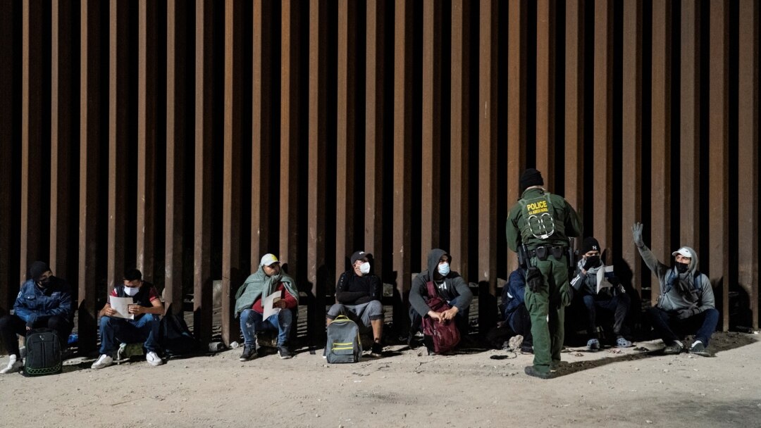 Estados Unidos pospone aplicación de ley que permite detener y expulsar migrantes en Texas