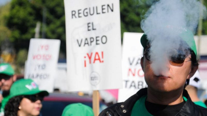 Manifestación en la Cámara de Diputados en oposición a la propuesta de AMLO para vetar el uso de vapeadores en México