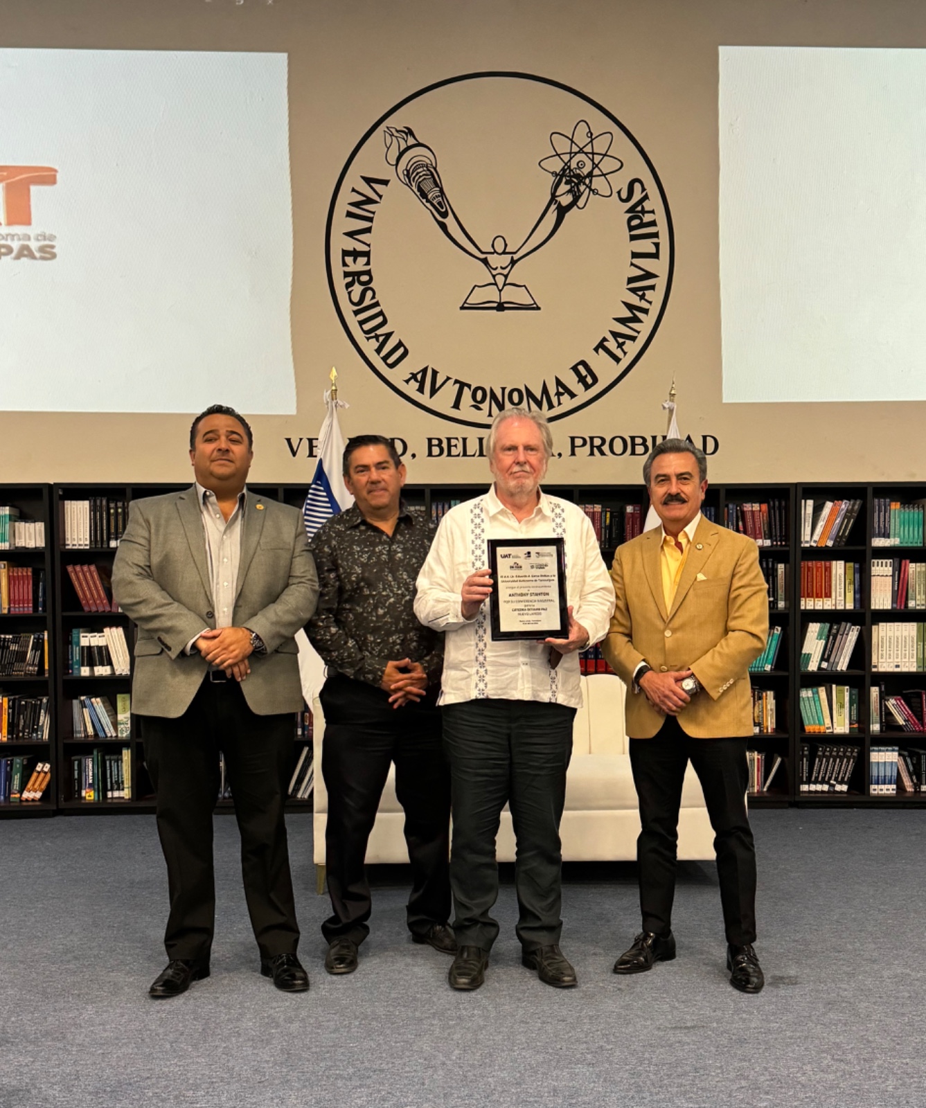 Imparte la UAT en Nuevo Laredo la Cátedra Octavio Paz con el escritor Anthony Stanton