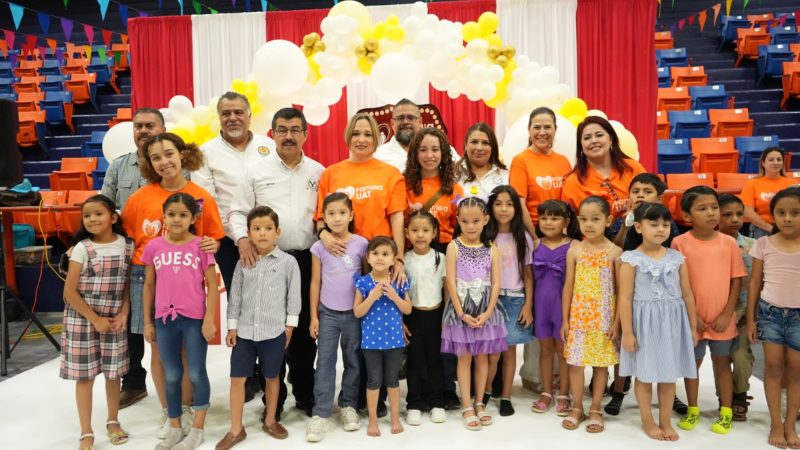 Dámaso Anaya y su esposa presiden el festival del SUTUAT por el Día del Niño