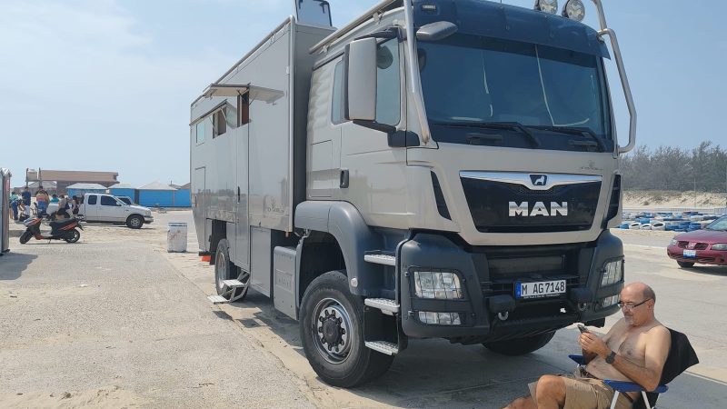Familia Alemana deslumbra en Playa Miramar con casa rodante de casi un millón de dólares