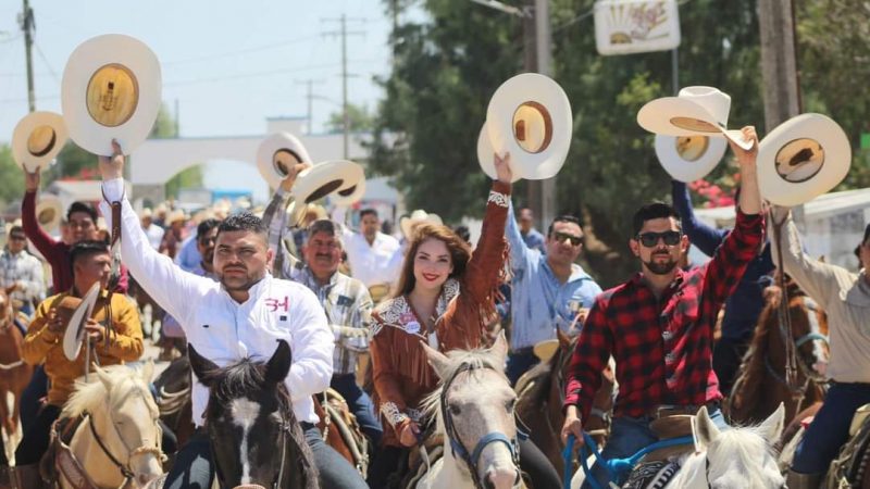 Cendy Robles encabeza nutrida Cabalgata en Casas como invitada especial