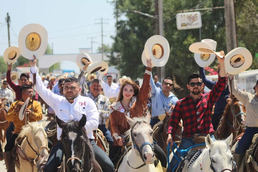 Cendy Robles encabeza nutrida Cabalgata en Casas como invitada especial