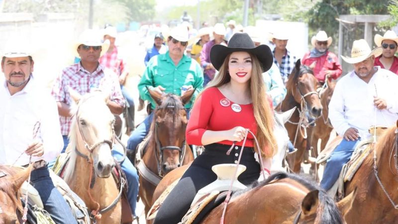 Cendy Robles encabeza cabalgata en Victoria