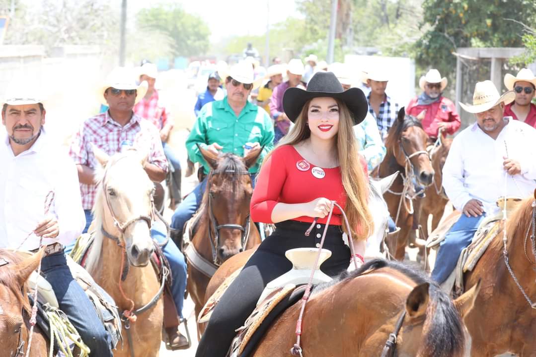 Cendy Robles encabeza cabalgata en Victoria