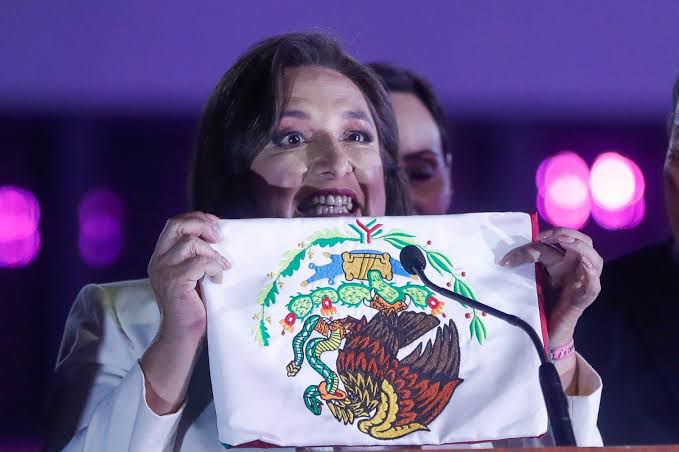 Xóchitl Gálvez muestra la bandera al revés en protesta durante el debate presidencial