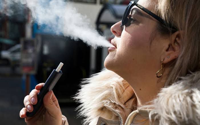 Alarmante informe de la OMS sobre consumo de alcohol y vapeo en adolescentes