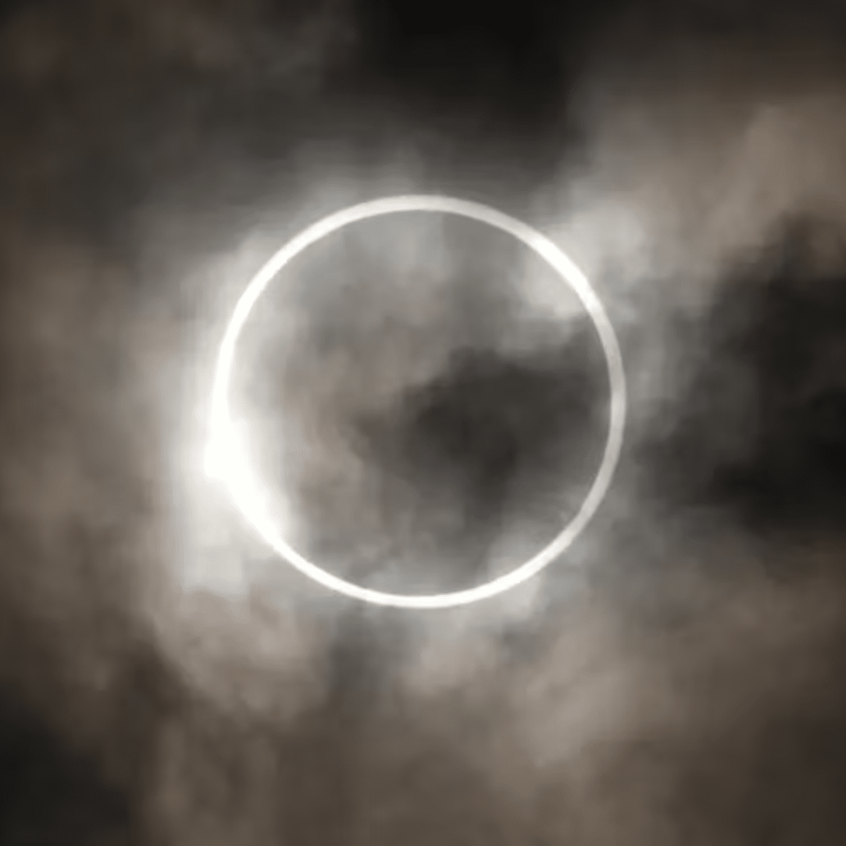 Nubosidad amenaza con opacar el eclipse solar del próximo lunes