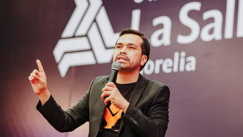 Jorge Álvarez Máynez se compromete a ofrecer un millón de becas en universidades privadas si llega a la Presidencia
