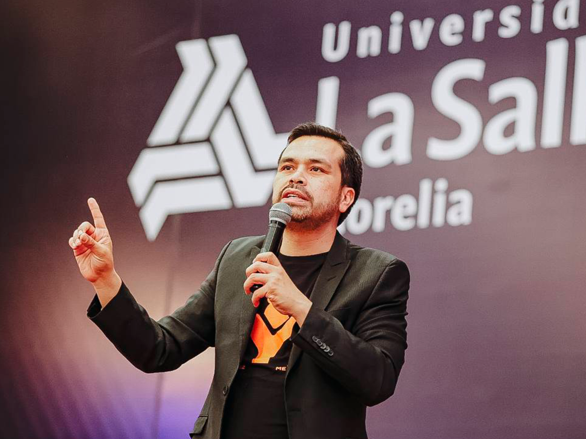 Jorge Álvarez Máynez se compromete a ofrecer un millón de becas en universidades privadas si llega a la Presidencia