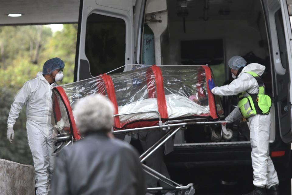 300 mil personas murieron en México por fallas en gestión de pandemia de Covid-19: Comisión Independiente de Investigación
