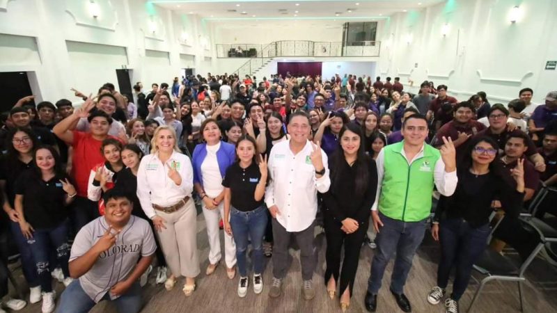 Geño Hernández Flores presenta agenda legislativa ante estudiantes del ICEST