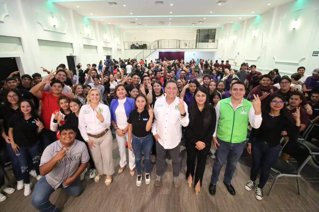 Geño Hernández Flores presenta agenda legislativa ante estudiantes del ICEST