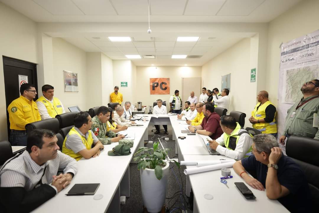Avanza control de incendio en Cañón del Novillo; gobernador reconoce labor de brigadistas