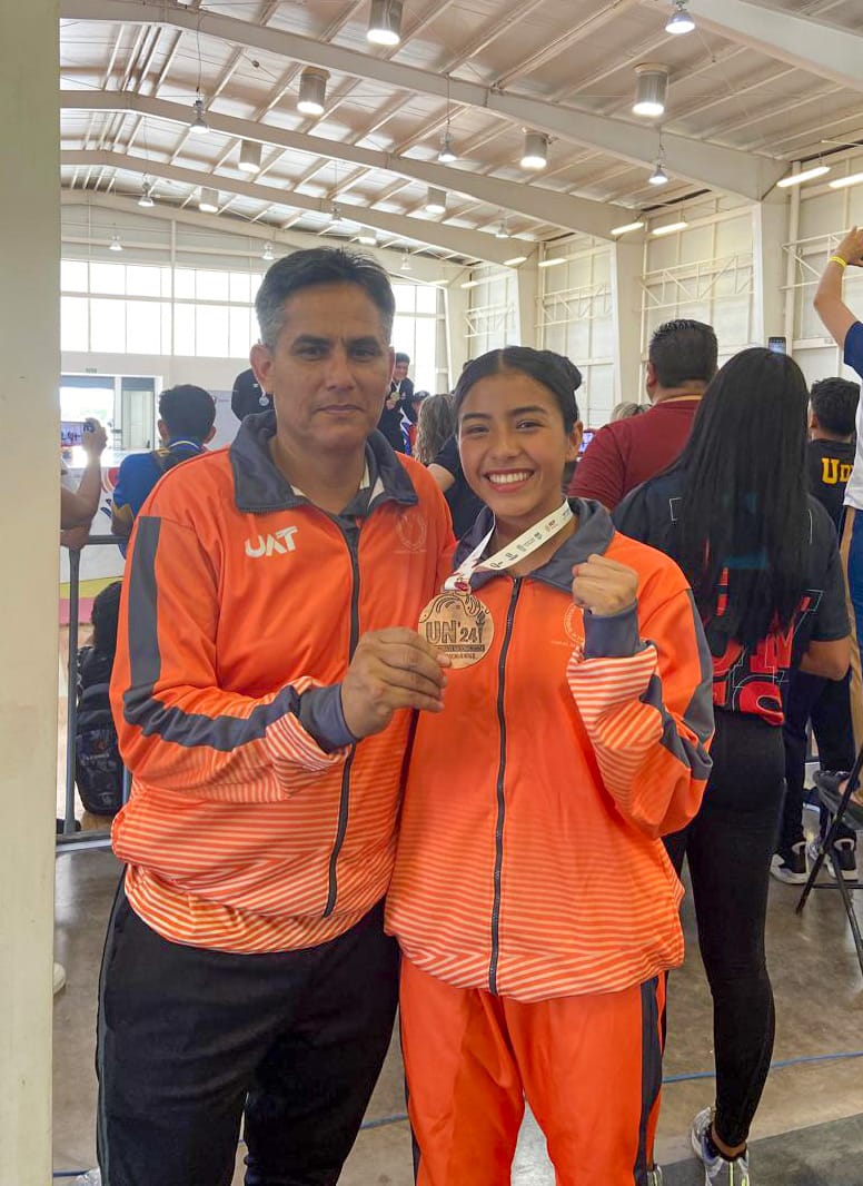 Laura Zamora da bronce en Karate para la UAT