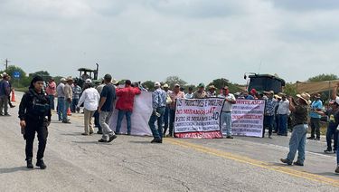 Protesta de agricultores paraliza carretera Ciudad Victoria-Matamoros