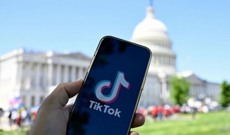 TikTok presenta una demanda ante un tribunal federal para bloquear la ley que prohibiría su uso en EU