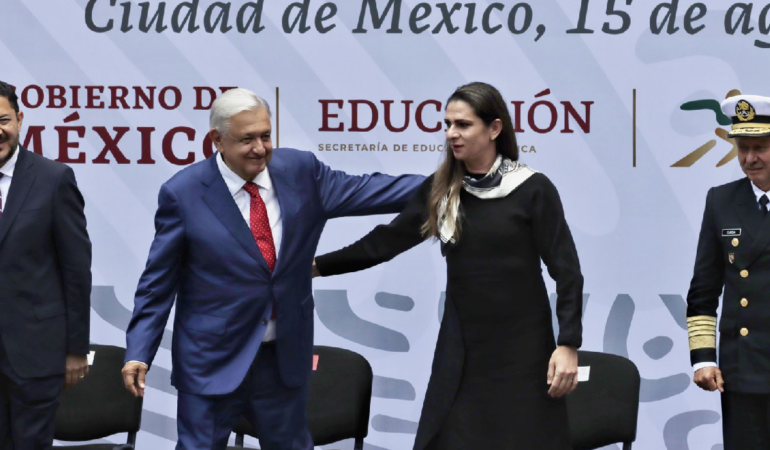 AMLO defiende a Ana Guevara tras París 2024