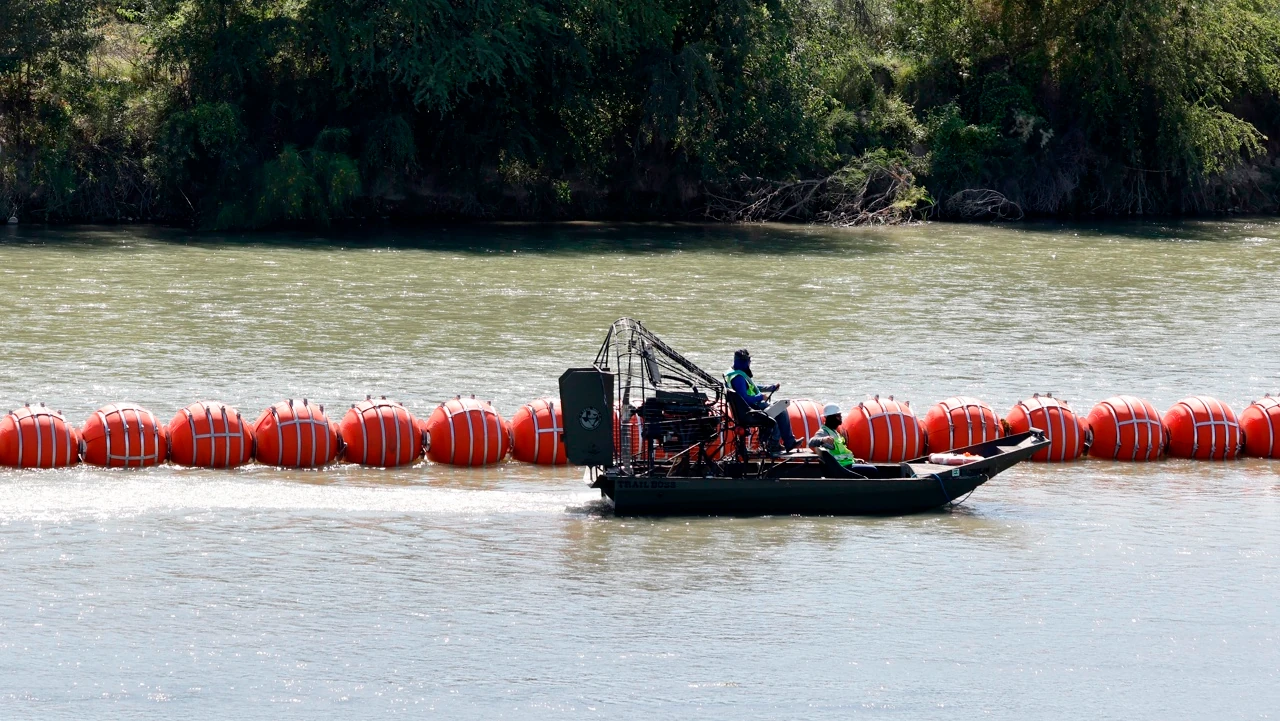 «Texas mantiene su disputa legal por las boyas en el Río Bravo a pesar de la caída en las detenciones de migrantes»