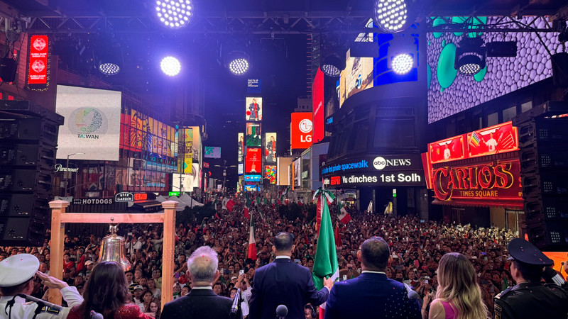 Mexicanos Celebran el Grito de Independencia en Times Square con Mariachi y Festividades al Aire Libre