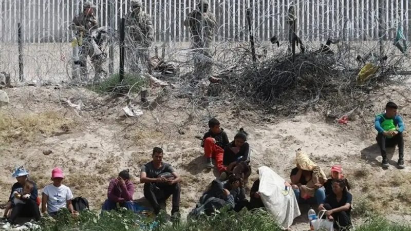 Demócratas consideran endurecer aún más las restricciones de asilo en la frontera con México