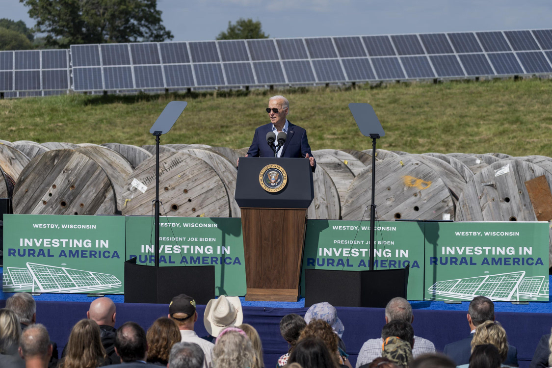 Biden anuncia histórica inversión de $7.3 mil millones para impulsar energía limpia en zonas rurales de EE.UU